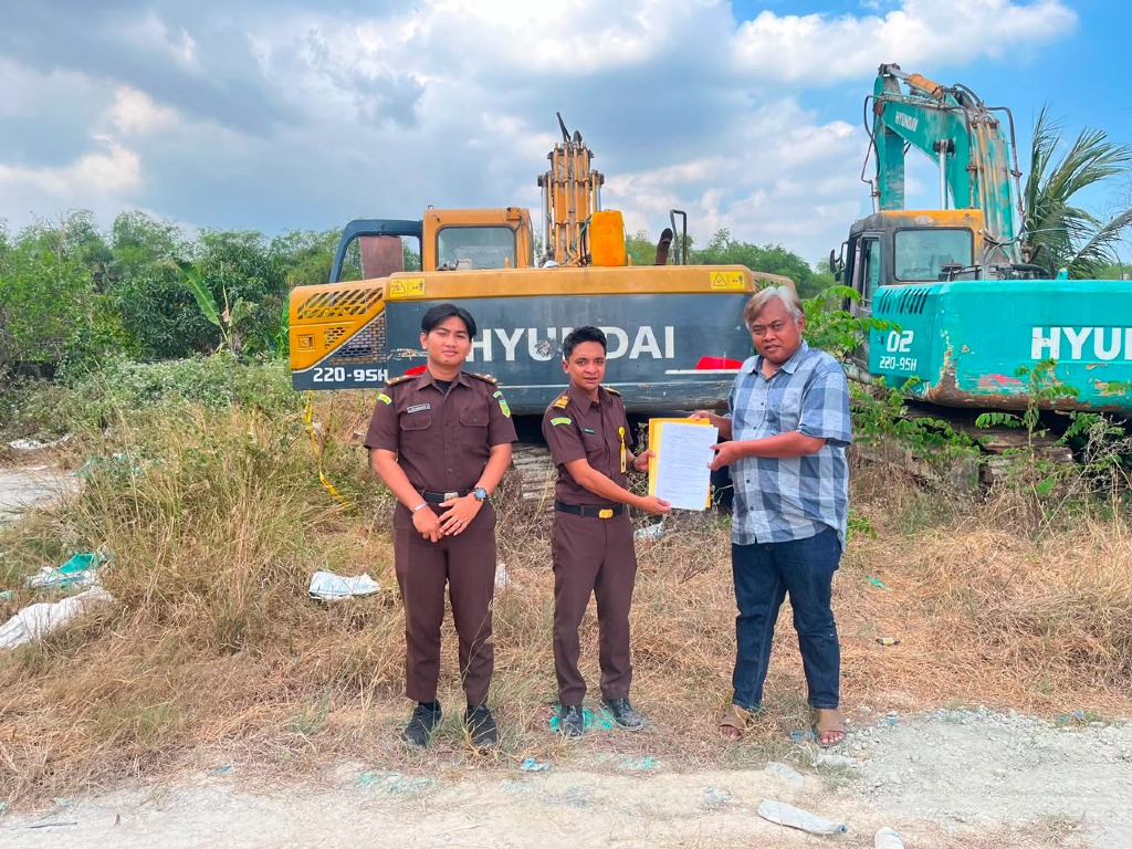Kejari Tuban Serahkan Excavator Hasil Lelang, PNBP Capai Rp149,6 Juta